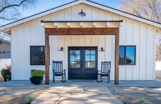 Revine Lago-Vine Cottages-Luxury Suite with Private Hot Tub and Fire pit!