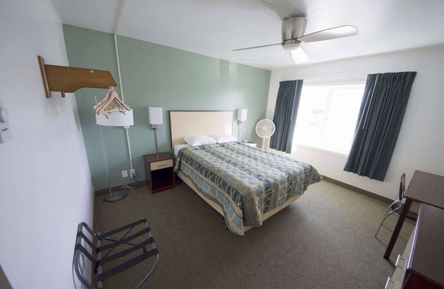 Rewak Studios:Two-GIG backed WiFi! Hotel-Style Furnished Studios-Central Location and Easy Walking