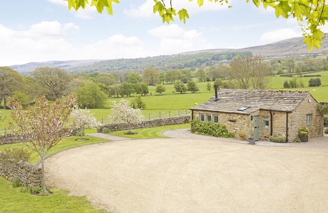 REYNARD ING COTTAGE, luxury holiday cottage in Addingham