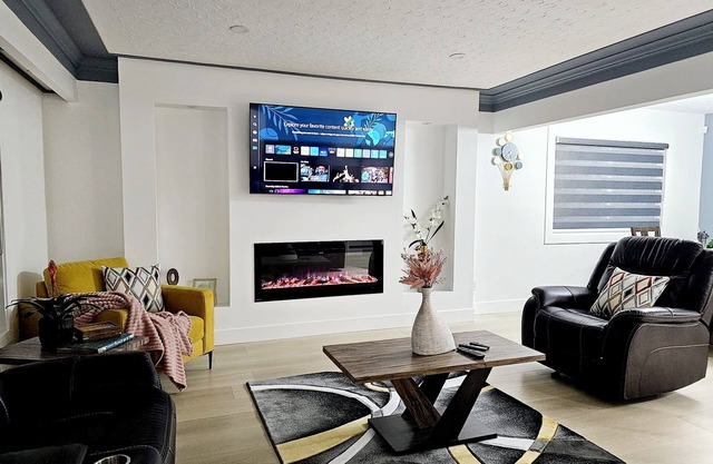 RGW'S Cozy Casa Upper Modern & Stylish close to Rogers Place close to Down Town