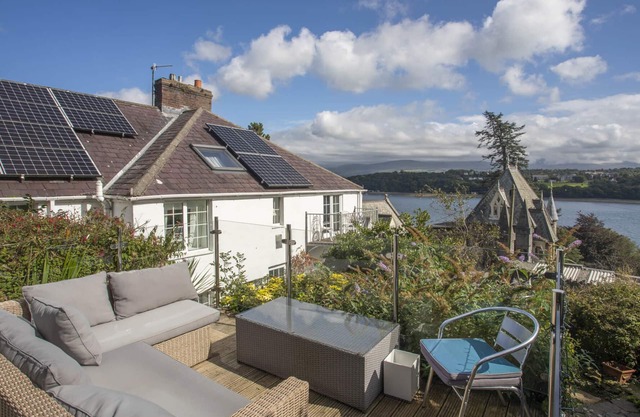 RHIANFA COTTAGE, pet friendly, with hot tub in Menai Bridge