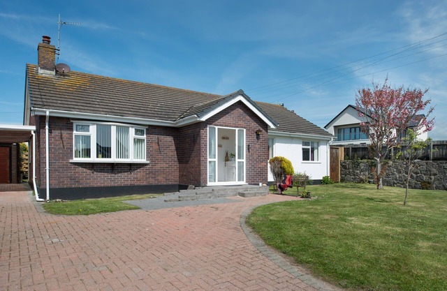 Rhonwil : Pet-Friendly 3‑Bed Bungalow with Sunroom in Rhosneigr | Managed by Anglesey Holiday Lettin