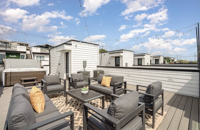 Rhythm Row - Rooftop Hot Tubs - Mins to Broadway
