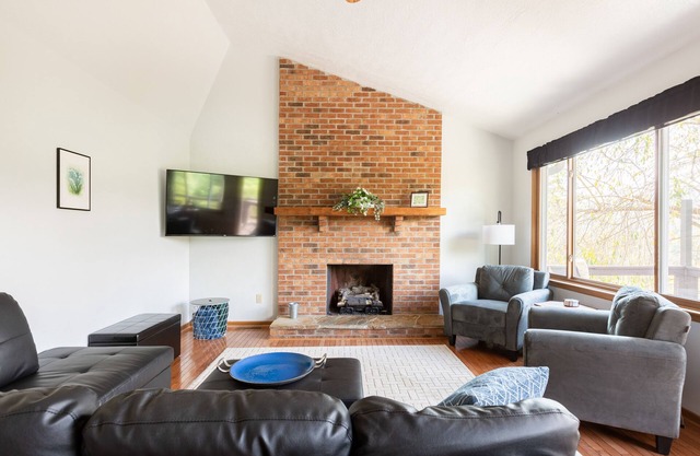 Ridgetop Retreat near Asheville, Hot Tub & Views!