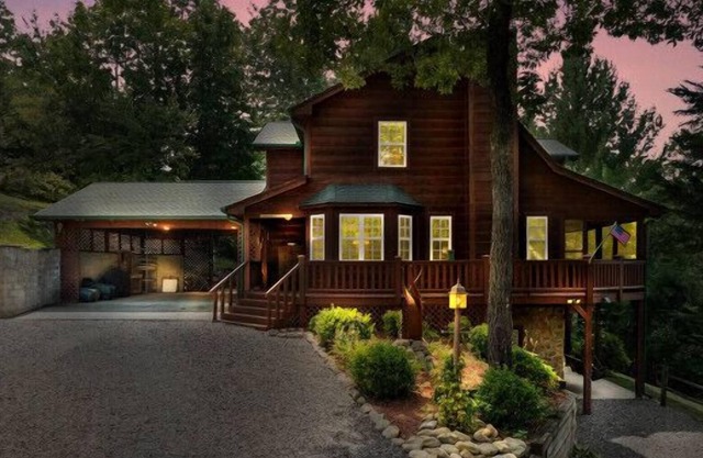 Ridgeview Cabin with Hot Tub!