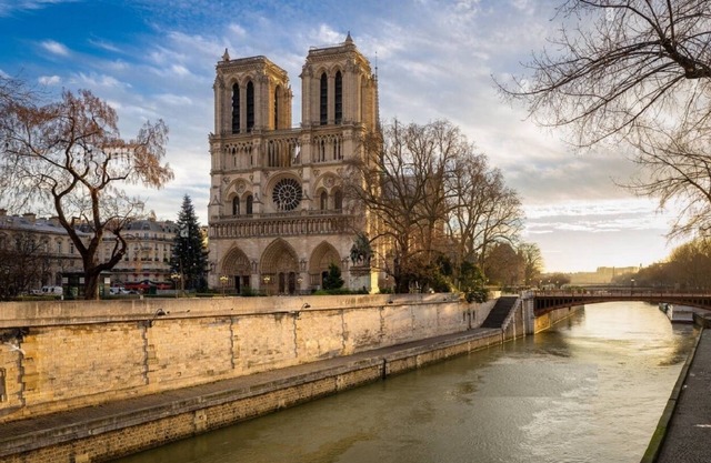 RIGHT IN FRONT OF NOTRE-DAME AT QUAI SAINT-MICHEL – 160 M² - 4 BEDROOM