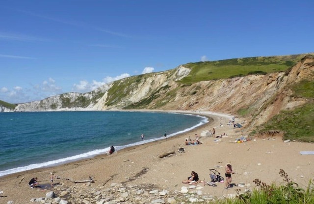 Right in the heart of Swanage, eating places, shops and beaches very close.