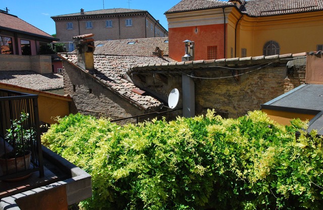 Right in the Old Town: bright penthouse with large furnished terrace.