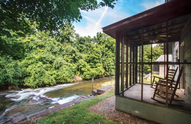 Right Next to Creek - Waterfall - Screened In Porch - Jacuzzi Tub