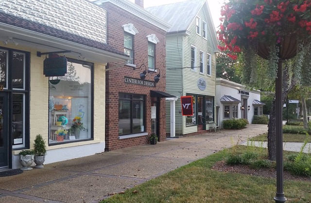 Right on Main St! Shops, Arts, Dining and More!