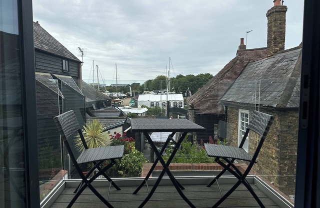 River balcony cottage right in the heart of historic Sandwich town