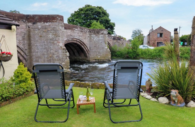 RIVER COTTAGE, pet friendly, character holiday cottage in Penrith