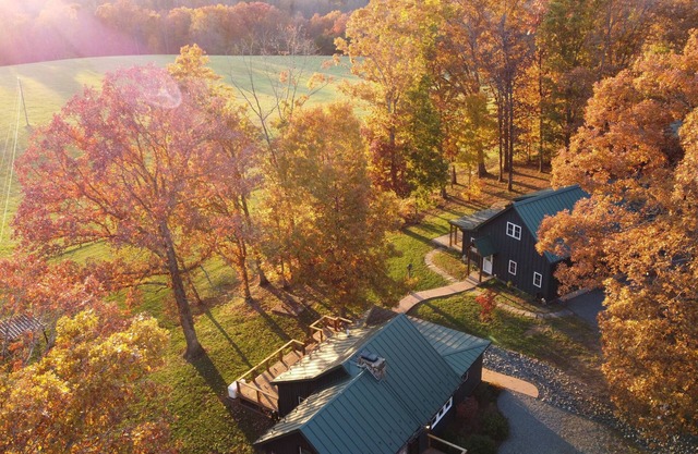 River Estate 2 homes + Lodge, 120 acres, Hot tub, Sauna, minutes from wineries