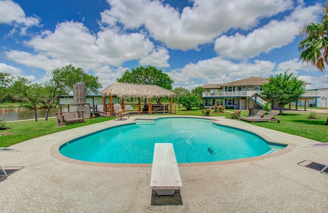 River Front W/Pool - Relax ~ Chocolate Bayou Ranch Home