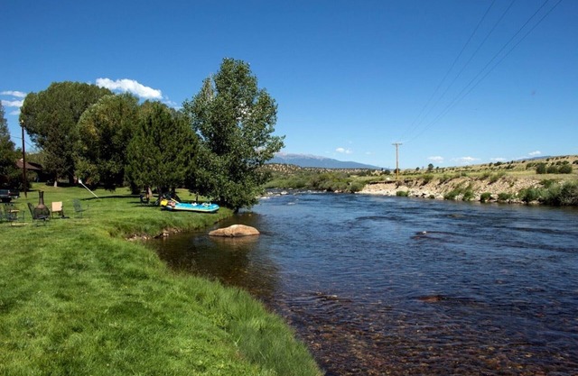 River Haven - Beautiful Home, Arkansas River Access, HotTub, Detached Guesthouse