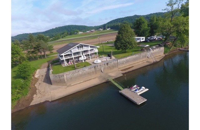 River house in Linden/Williamsport