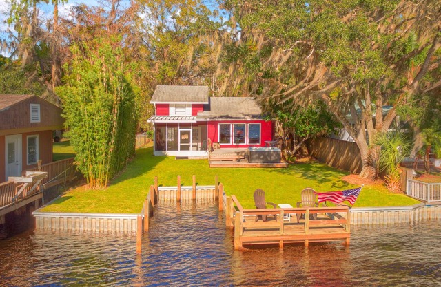 River house with 2 boat docks