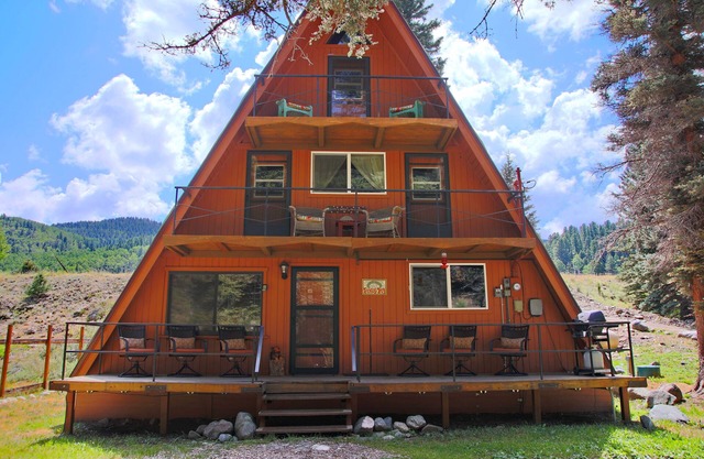 RIVER IN YOUR FRONT YARD!/Suspended Fireplace/Perfect for Families & Groups/PETS