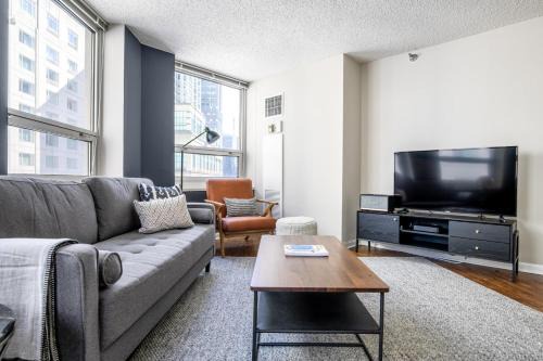 River N 1BR w Gym Pool nr Magnificent Mile CHI-269