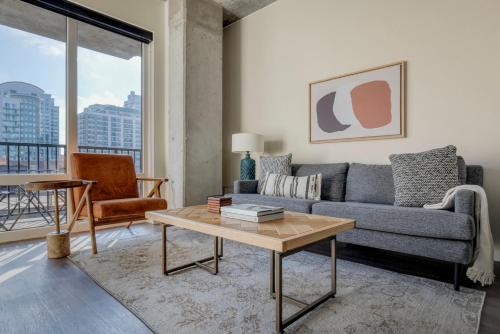 River North 1br w pool fitness 1 block to L CHI-1039