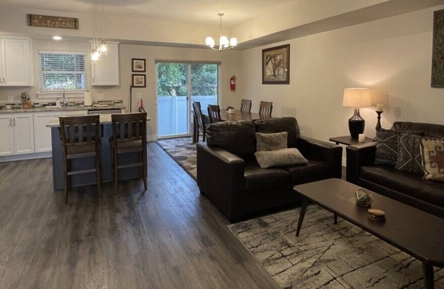 River Park Town House, Unit 302