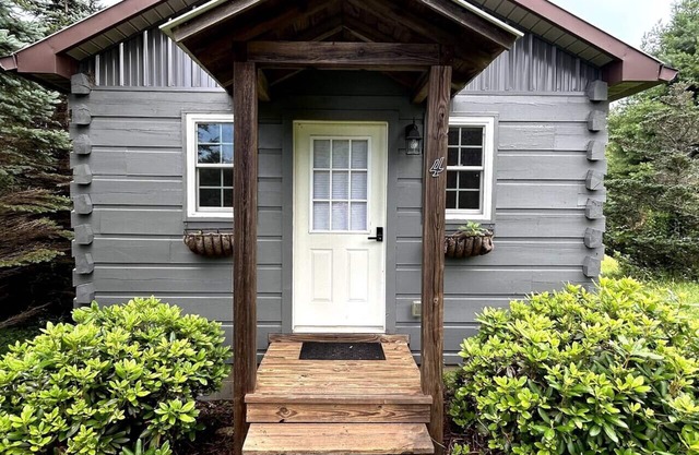 River Walk Cabins: Flower Cabin