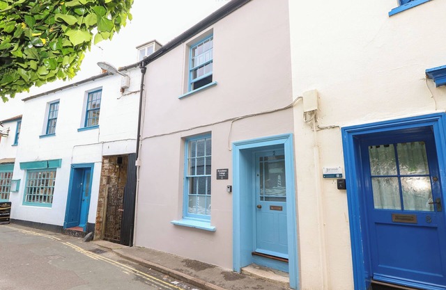 RIVERDANCE COTTAGE, pet friendly, with open fire in Lyme Regis