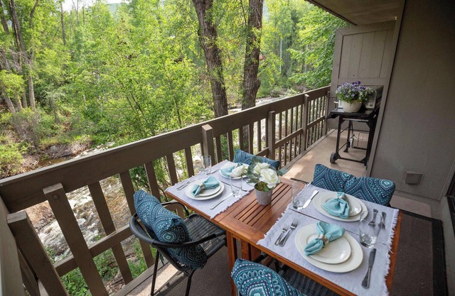 Riverfront 2 BR - Steps to Gondola & Town!