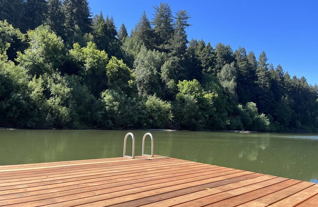 ~Riverfront 3 Bed 2 Bath w/Gas Fireplace Hot Tub Dock & Boats. 3/4 mile to town~