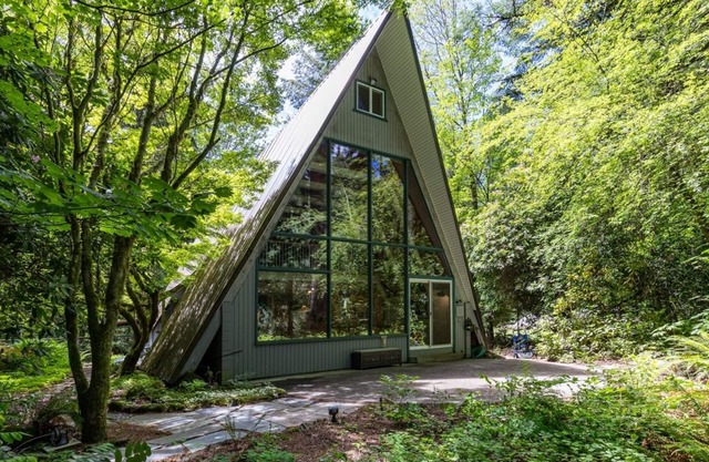 Riverfront A Frame, Hot Tub, Game Room, Recently Renovated in Mt Hood