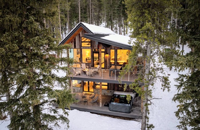 Riverfront Cabin – Hot Tub, Steam Shower, Fire Pit & Trails near Nederland