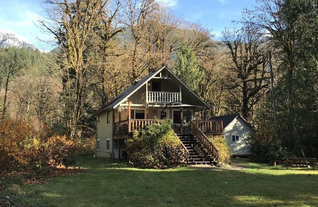 Riverfront Cabin with Hot Tub & AC on 2 Acres. Pet Friendly. Back-up Generator.