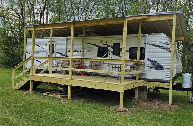 Riverfront camper, loads of amenities, near Smoke Hole, Seneca Rocks