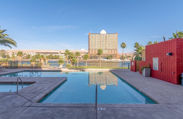 Riverfront Condo w/beach, boat launch, pool & spa