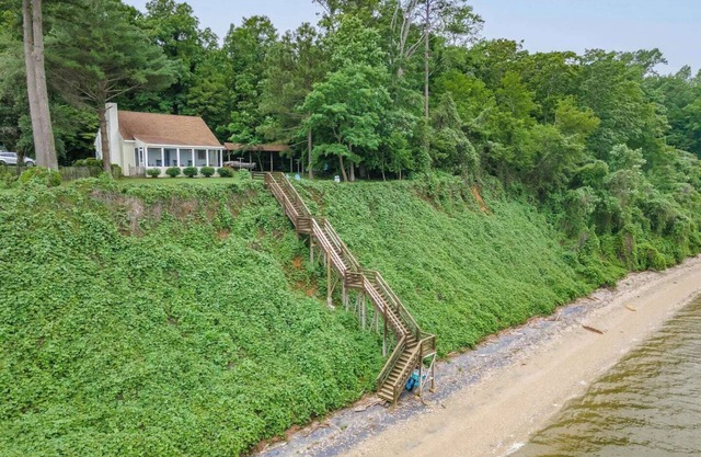 Riverfront Cottage w/Private Beach Near Wmsburg