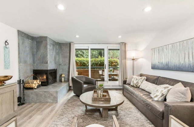 Riverfront Designer 2 BR, Walk to Gondola!