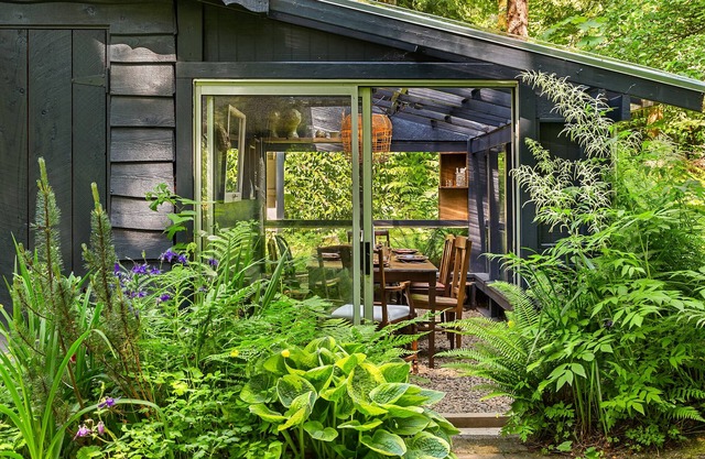 Riverfront, dog-friendly cabin with breathtaking mountain views - near trails