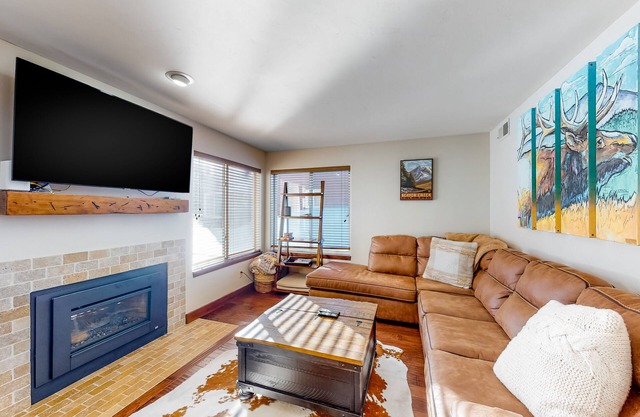 Riverfront, ground-floor condo with fireplace & fishing access - near Riverwalk