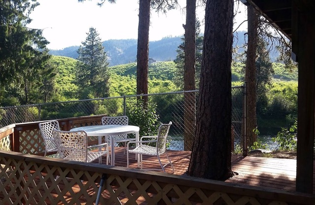 Riverfront hideaway minutes from Leavenworth's Bavarian Village.