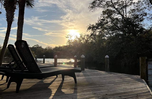 Riverfront home by beach & sportsplexes - 2bed 1.5bath —Snowbirds welcome!