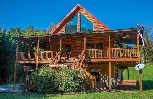 Riverfront Log Cabin/Pet Friendly/Family Fun! 3BS8