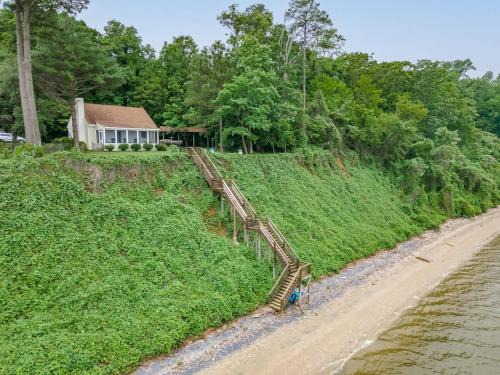 Riverfront Oasis Kayaks, Private Beach, & More
