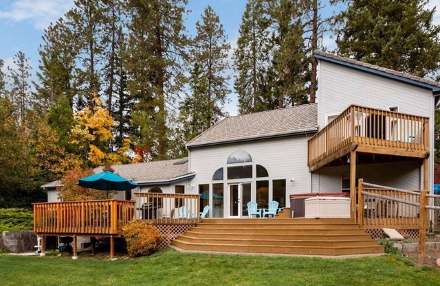 Riverfront Retreat on the Rogue! Hot tub with mountain views. No cleaning fee.