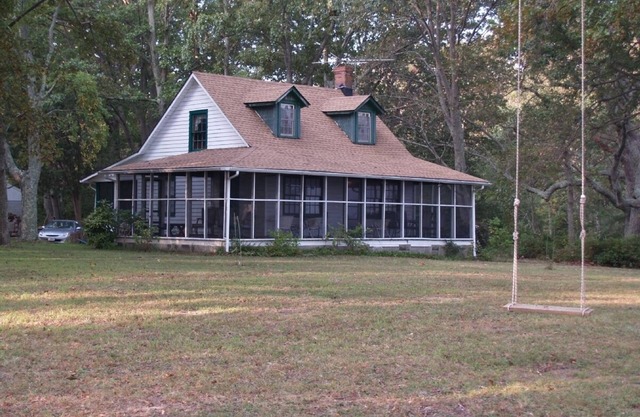 Riverfront - Rustic Cottage - 3+ acres - Wide Private Beach
