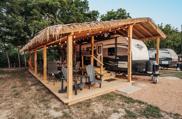 Riverfront RV on Medina River/1 Blk off Main in Bandera/"Hummingbird" RV