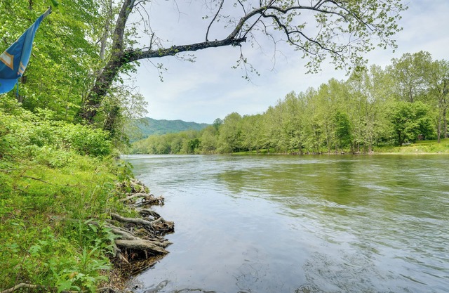 Riverfront Shenandoah Getaway w/Kayaks & Tubes!