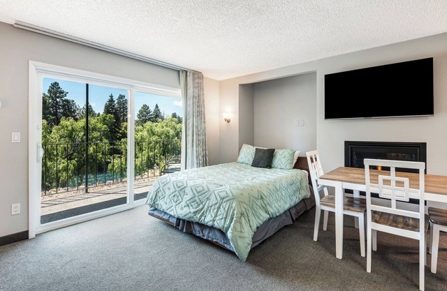 Riverfront Studio With Spectacular River View. Pool Access. WiFi.