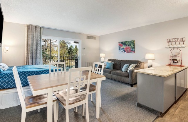 Riverfront Top Floor Condo near downtown Bend