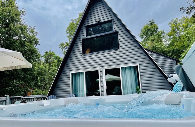 Riverfront🏕A-Frame/HOT TUB/Fire Pit! FAST Wifi