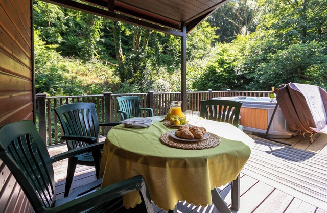 Riverside 2 Bed Lodge with Hot Tub. Walk to Lynton Centre. Free Parking.